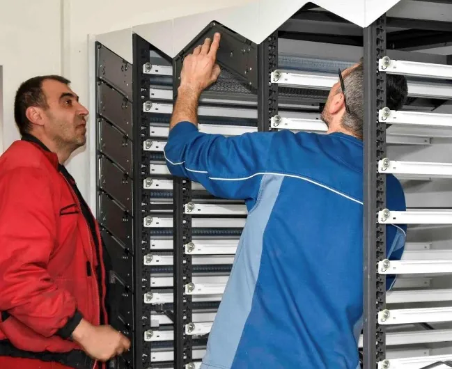 Екипът на Стилман монтира колона с чекмеджета ICAS
