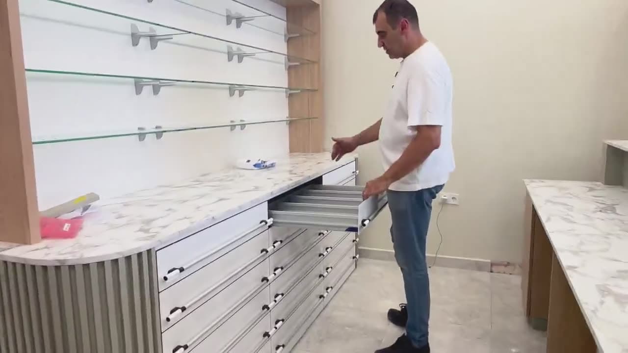 Монтаж на фармацевтични чекмеджета ICAS в аптека в Павликени: доставените модули на обекта